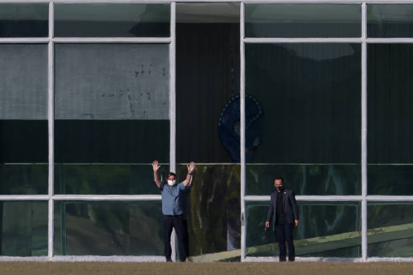 Presidente Jair Bolsonaro acena para apoiadores na entrada do palácio da Alvorada Presidente Jair Bolsonaro acena para apoiadores na entrada do palácio da Alvorada