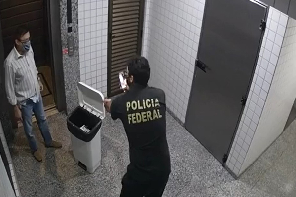 Agente da PF encontra o conselheiro tirando várias folhas de cheques do bolso e as jogando na lata do lixo