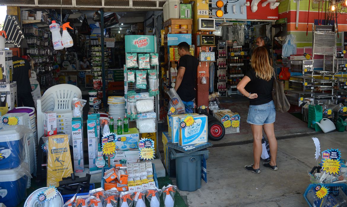 Sem reformas e auxílio emergencial, especialistas veem 2021 desafiador para o varejo