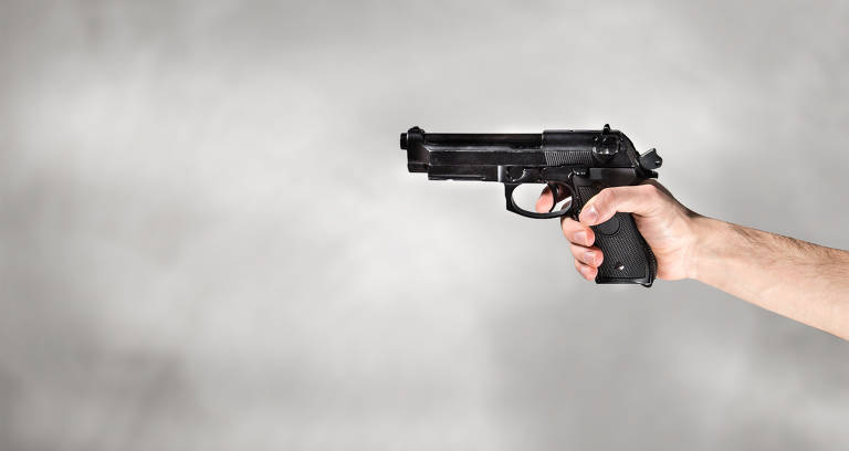 Em maio, o presidente Jair Bolsonaro assinou decreto que aumenta acesso ao porte de armas no país Em maio, o presidente Jair Bolsonaro assinou decreto que aumenta acesso ao porte de armas no país