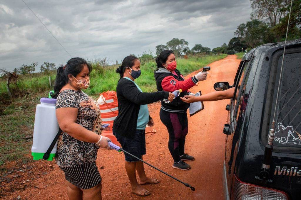 Mulheres terena na barreira sanitária de Taunay Ipegue, em Aquidauana (MS)