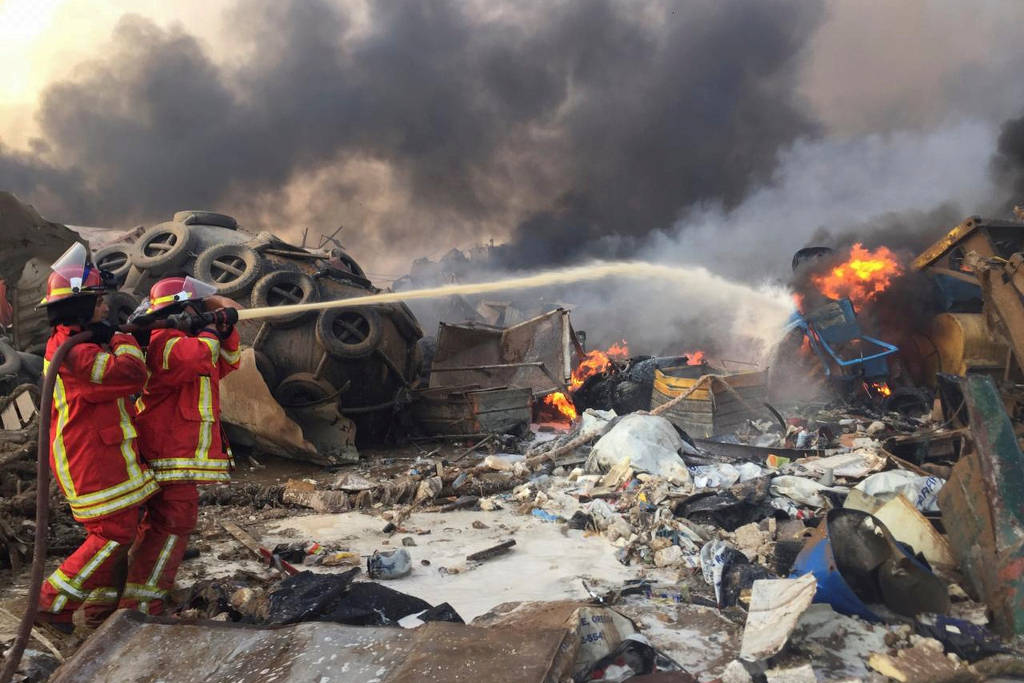 Bombeiros jogam água em incêndio após explosão em Beirute, capital do Líbano Bombeiros jogam água em incêndio após explosão em Beirute, capital do Líbano