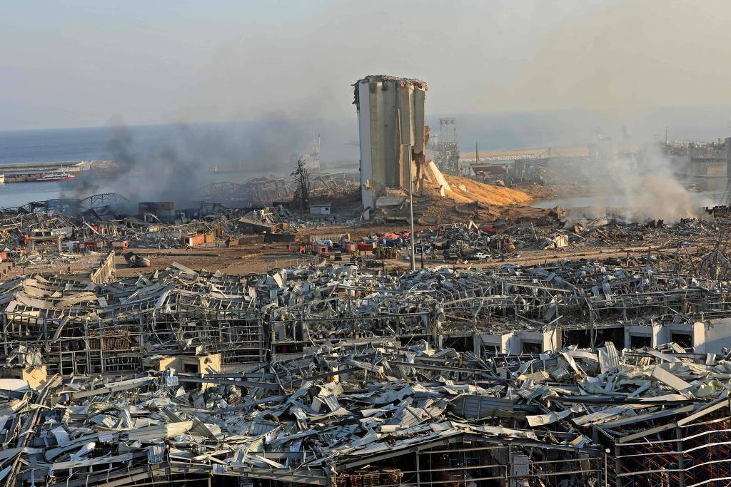 Área destruída por explosão no porto de Beirute, no dia seguinte ao acidente Área destruída por explosão no porto de Beirute, no dia seguinte ao acidente