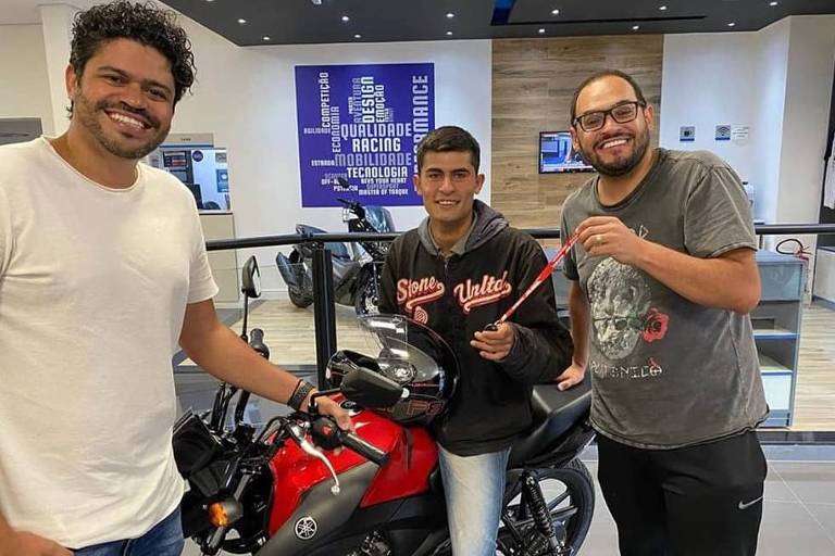 Imagem de Motoboy humilhado por morador de condomínio de luxo ganha moto de humorista Imagem de Motoboy humilhado por morador de condomínio de luxo ganha moto de humorista