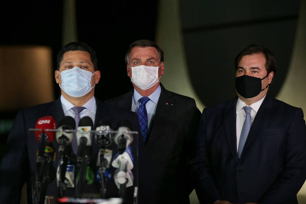 O presidente do Senado, Davi Alcolumbre, discursa nesta quarta (12) ao lado do presidente Jair Bolsonaro e do deputado Rodrigo Maia, presidente da Câmara O presidente do Senado, Davi Alcolumbre, discursa nesta quarta (12) ao lado do presidente Jair Bolsonaro e do deputado Rodrigo Maia, presidente da Câmara