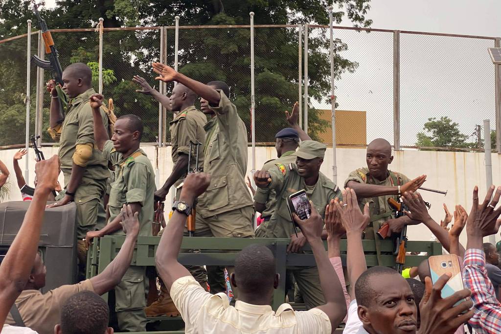 Militares amotinados do Mali são recebidos com festa por manifestantes na Praça da Independência, na capital Bamako