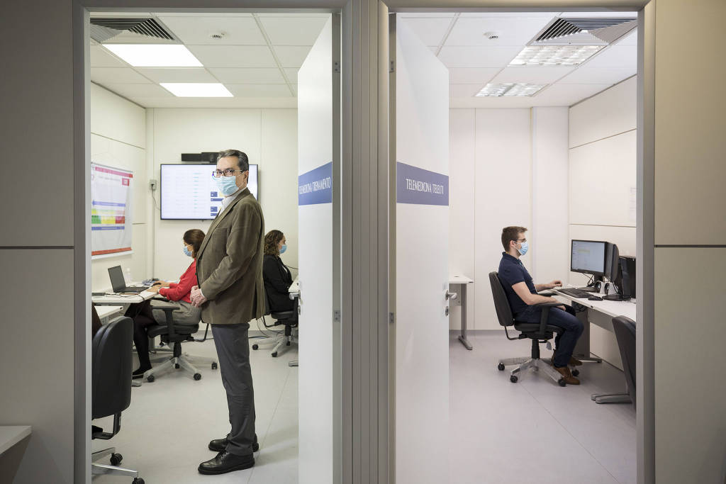 O pneumologista Carlos Carvalho, na sala da unidade de teleUTI do InCor. O instituto tem treinado UTIs do estado de São Paulo a partir dos seus protocolos de cuidados de doentes críticos