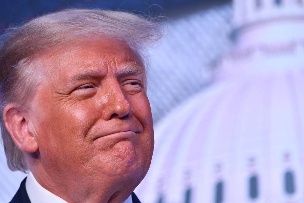 O presidente dos EUA, Donald Trump, prepara-se para falar em evento em Arlington, Virgínia, em 21 de agosto