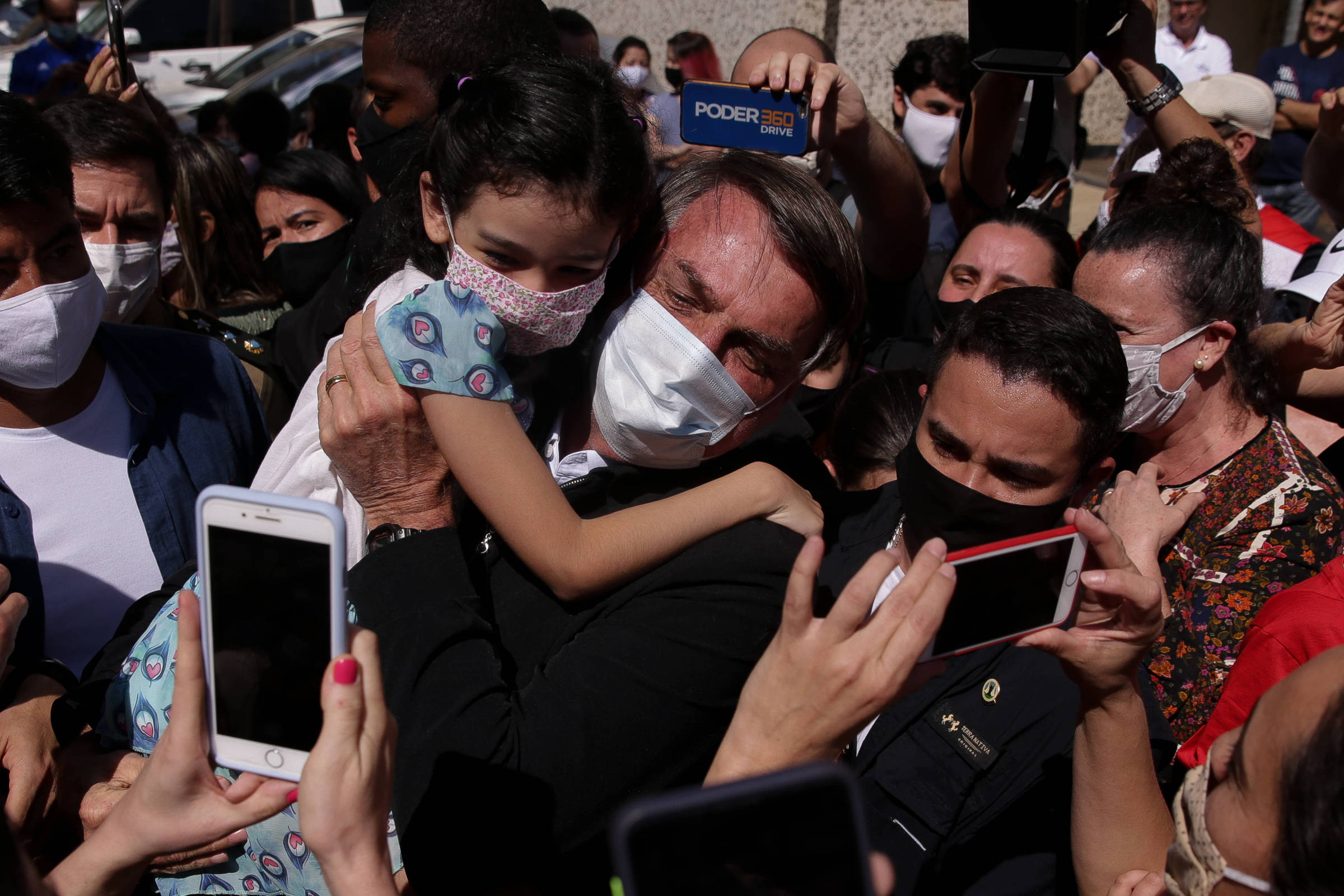 O presidente Jair Bolsonaro cumprimenta apoiadores ao sair de um prédio na asa norte, em Brasília, onde ele almoçou na casa de um amigo O presidente Jair Bolsonaro cumprimenta apoiadores ao sair de um prédio na asa norte, em Brasília, onde ele almoçou na casa de um amigo