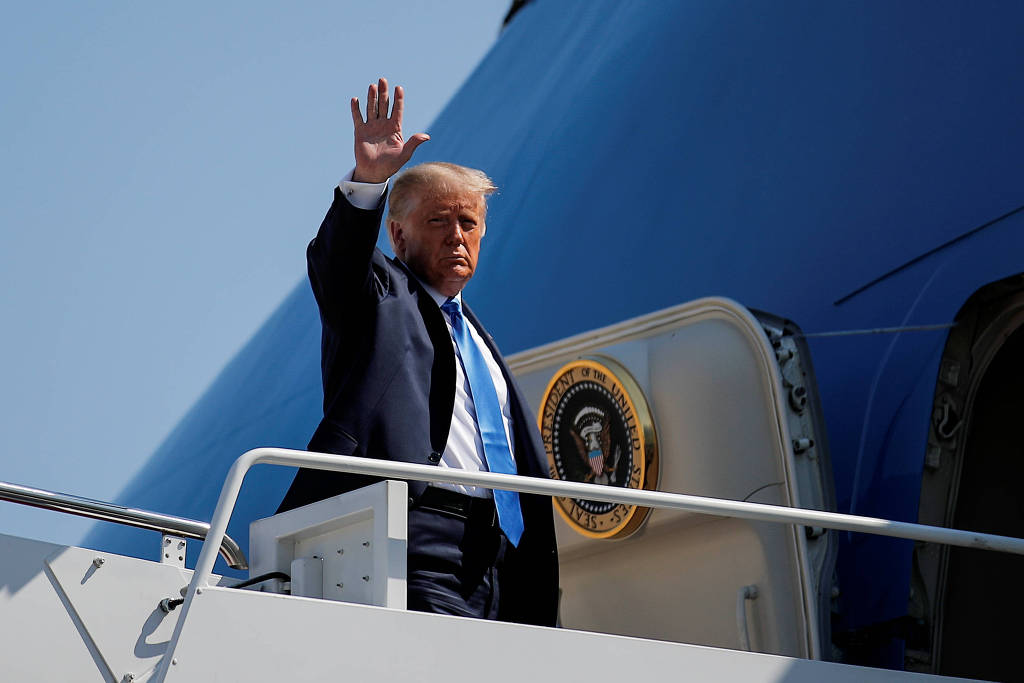 O presidente Donald Trump acena antes de embarcar rumo à Carolina do Norte, onde é realizada a convenção republicana O presidente Donald Trump acena antes de embarcar rumo à Carolina do Norte, onde é realizada a convenção republicana