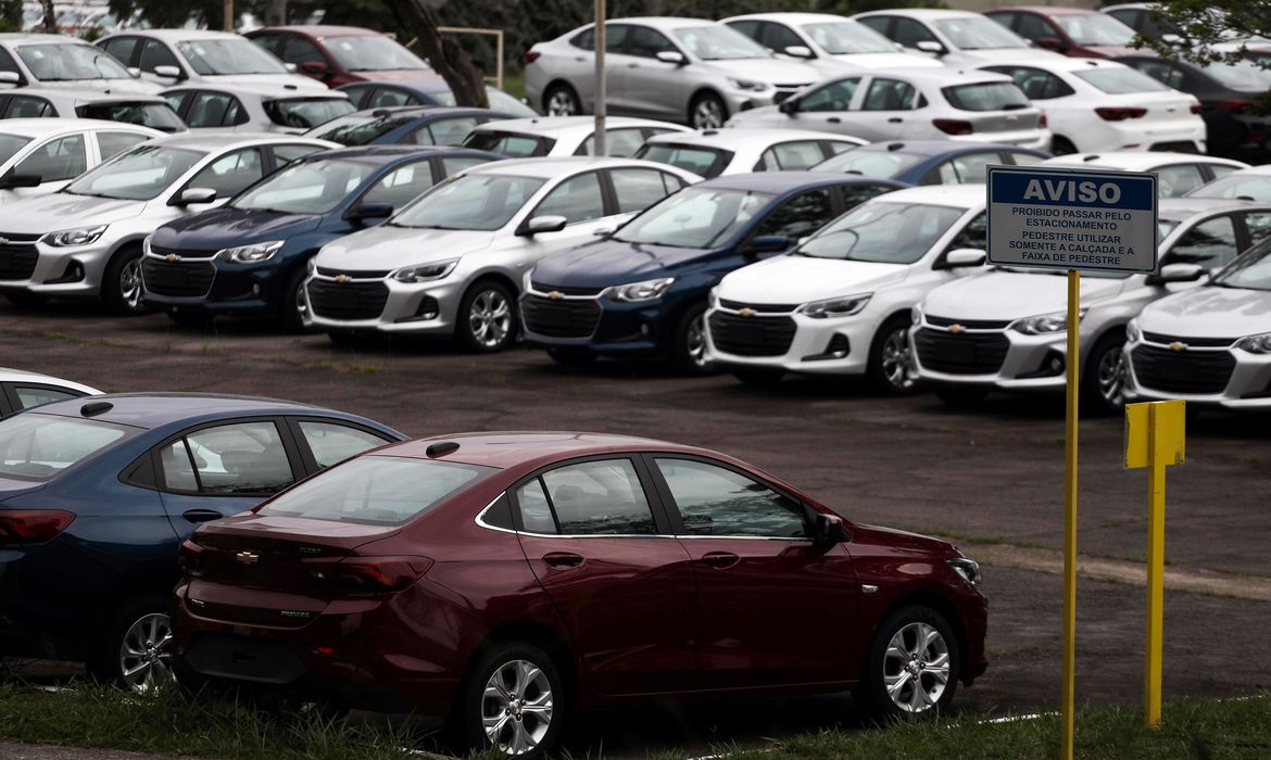 Foram comercializados 134,9 mil carros, contra 195,8 em julho passado Foram comercializados 134,9 mil carros, contra 195,8 em julho passado