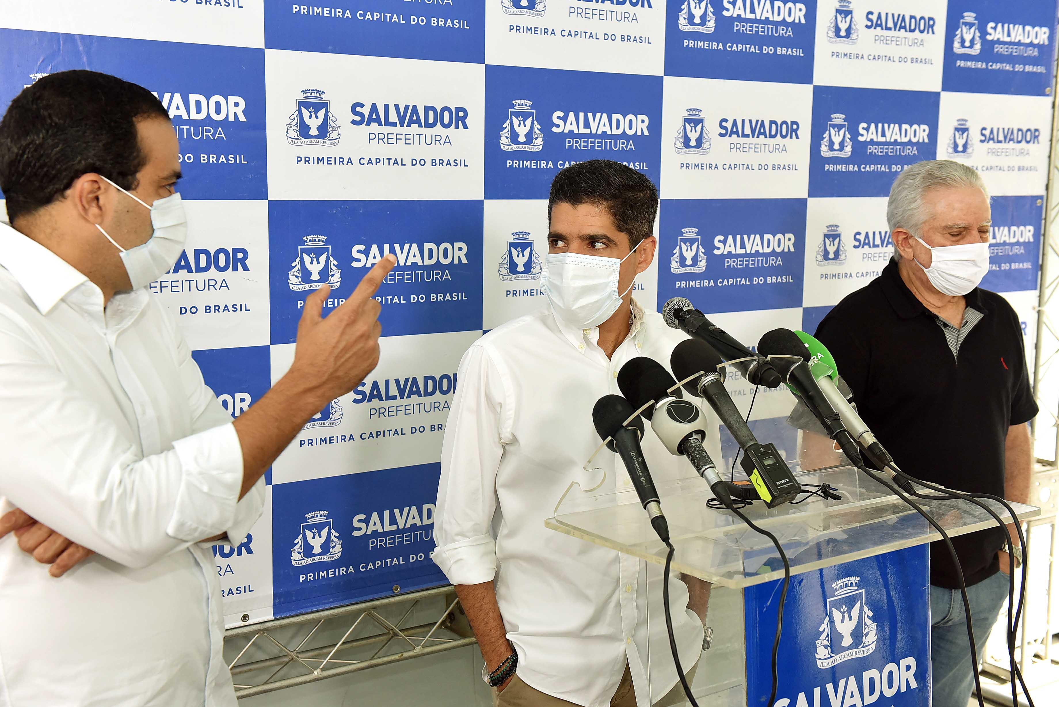 Na imagem, Bruno, representante do Democratas, aparece ao lado do prefeito ACM Neto durante uma coletiva de imprensa Na imagem, Bruno, representante do Democratas, aparece ao lado do prefeito ACM Neto durante uma coletiva de imprensa