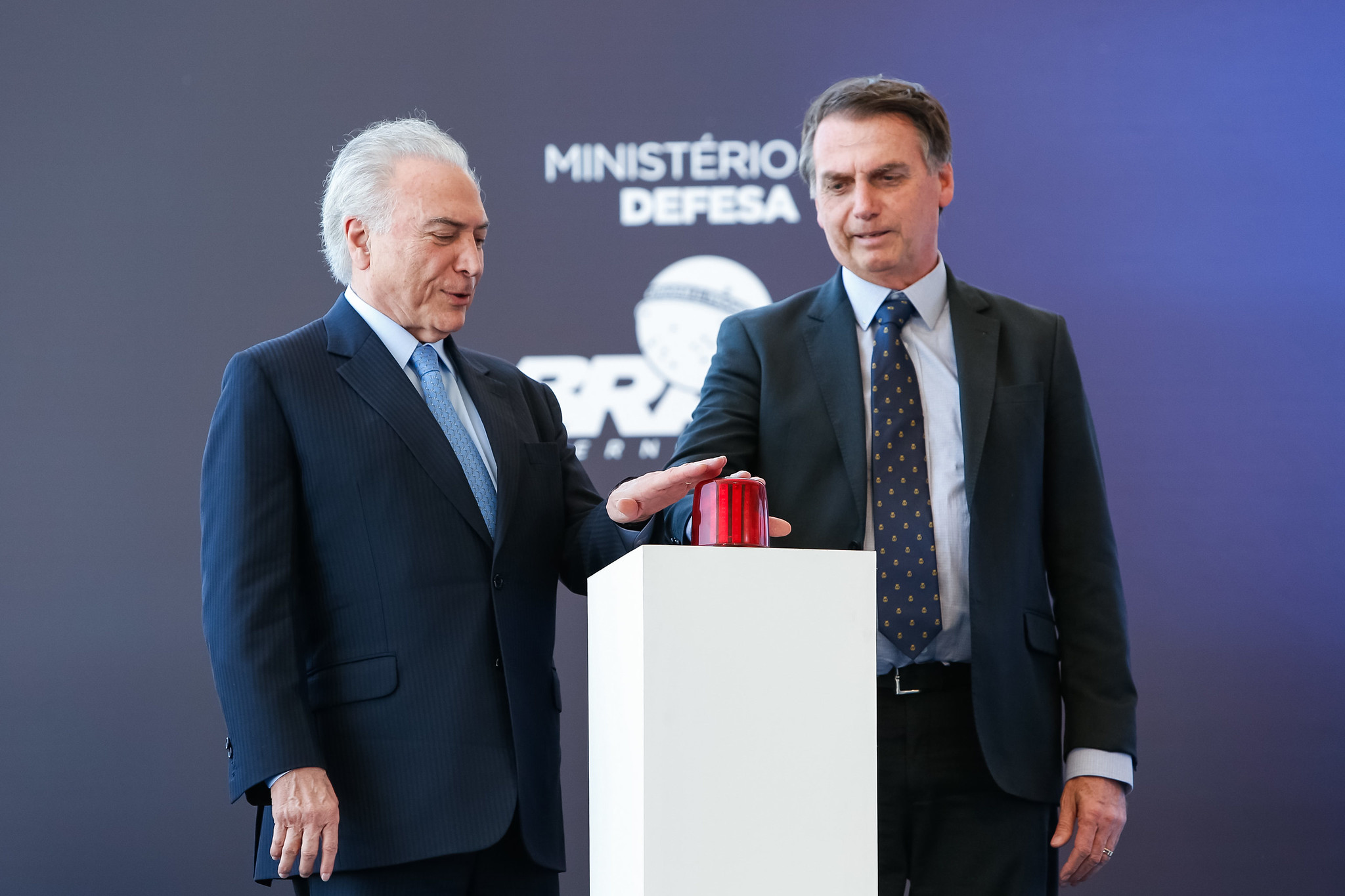 Imagem de Bolsonaro diz que convidou Temer para chefiar missão do Brasil de ajuda ao Líbano Imagem de Bolsonaro diz que convidou Temer para chefiar missão do Brasil de ajuda ao Líbano