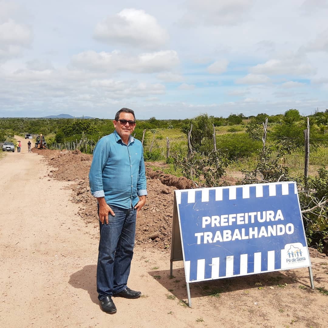 Na imagem, o prefeito de Pé de Serra, Antônio Joilson