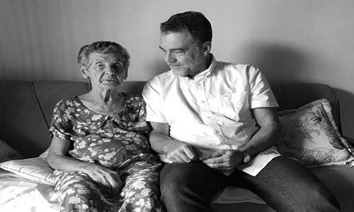 Daniel Almeida e a mãe,  D. Tereza
