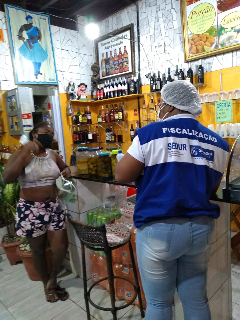 Os estabelecimentos foram autuados, tiveram os alvarás cassados e não poderão mais funcionar.