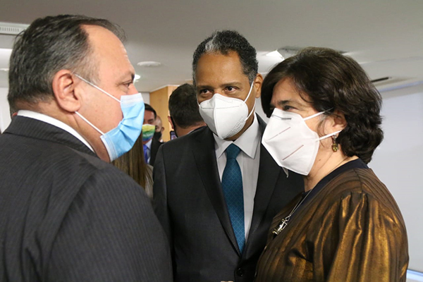 O deputado federal Antonio Brito (PSD-BA), ao centro, dialogou com o ministro da Saúde, Eduardo Pazuello, e com a presidente da Fiocruz, Nísia Trindade, sobre a vacina O deputado federal Antonio Brito (PSD-BA), ao centro, dialogou com o ministro da Saúde, Eduardo Pazuello, e com a presidente da Fiocruz, Nísia Trindade, sobre a vacina