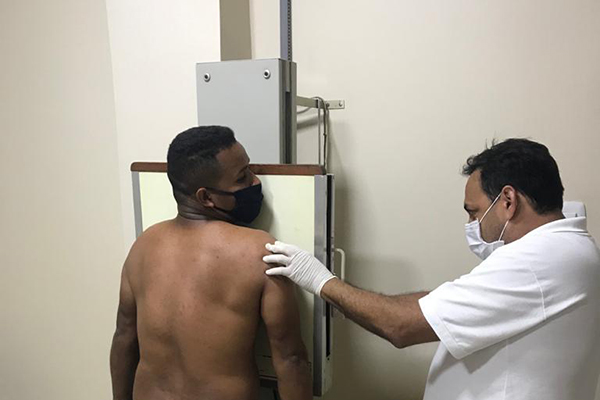 O cinegrafista da Rádio Brilhante FM, Jargas Sergio, faz exame de corpo de delito O cinegrafista da Rádio Brilhante FM, Jargas Sergio, faz exame de corpo de delito