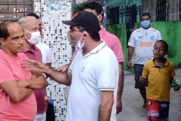 O subprefeito de Itapuã, Marco Aurélio Elpidio, em aglomeração ocorrida no bairro, com uso incorreto de máscara e sem respeitar a distância exigida pelas autoridades O subprefeito de Itapuã, Marco Aurélio Elpidio, em aglomeração ocorrida no bairro, com uso incorreto de máscara e sem respeitar a distância exigida pelas autoridades