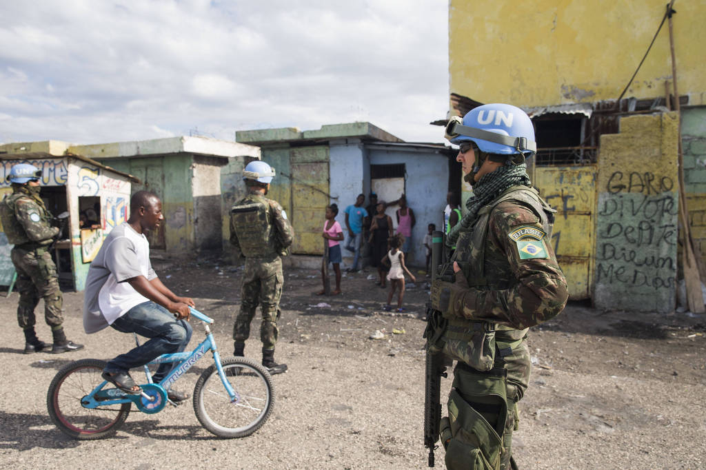 Militares do Exército Brasileiro fazem última visita ao bairro de Cité Soleil, o mais violento de Porto Príncipe, no Haiti