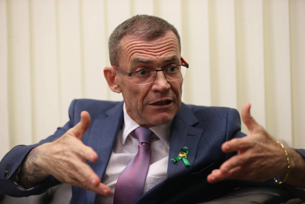 O senador Fabiano Contarato (Rede-ES), durante entrevista à Folha, em seu gabinete no Senado federal