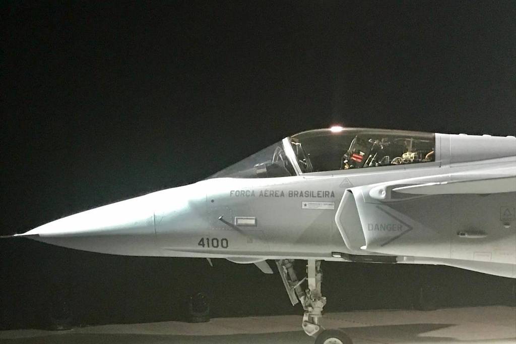 O primeiro caça Gripen destinado à FAB, fabricado pela empresa Saab, é apresentado em Linköping, na Suécia