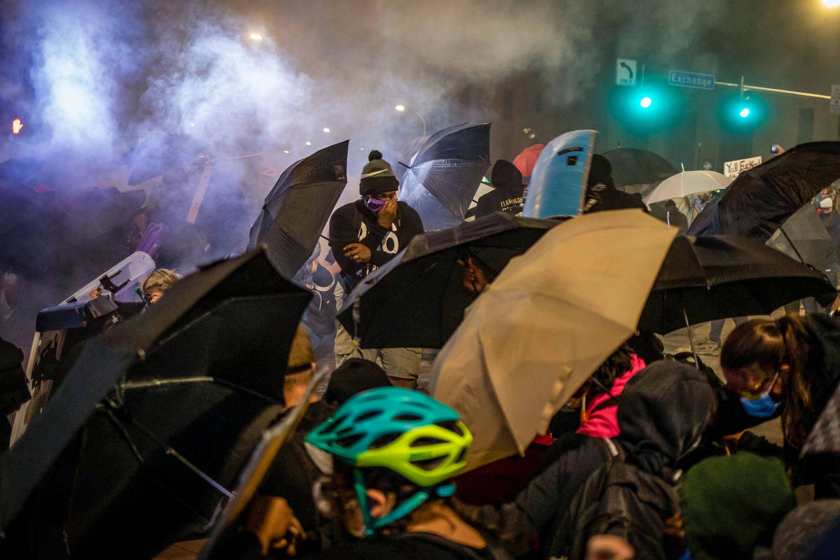 Imagem de Noite de protestos antirracistas em 3 cidades dos EUA acaba em confrontos violentos Imagem de Noite de protestos antirracistas em 3 cidades dos EUA acaba em confrontos violentos
