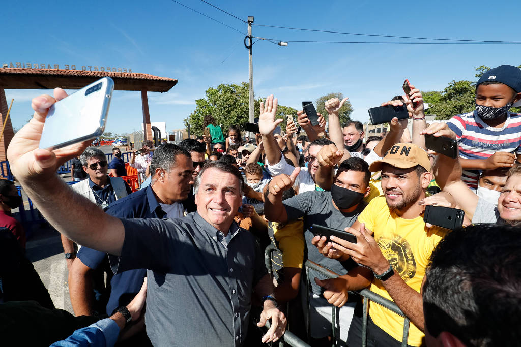 Presidente Jair Bolsonaro cumprimenta população durante sua chegada a Barreiras (BA) Presidente Jair Bolsonaro cumprimenta população durante sua chegada a Barreiras (BA)