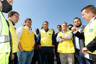 O presidente Jair Bolsonaro, durante visita às obras de recuperação da pista principal do aeroporto de Congonhas, com presença de Celso Russomanno
