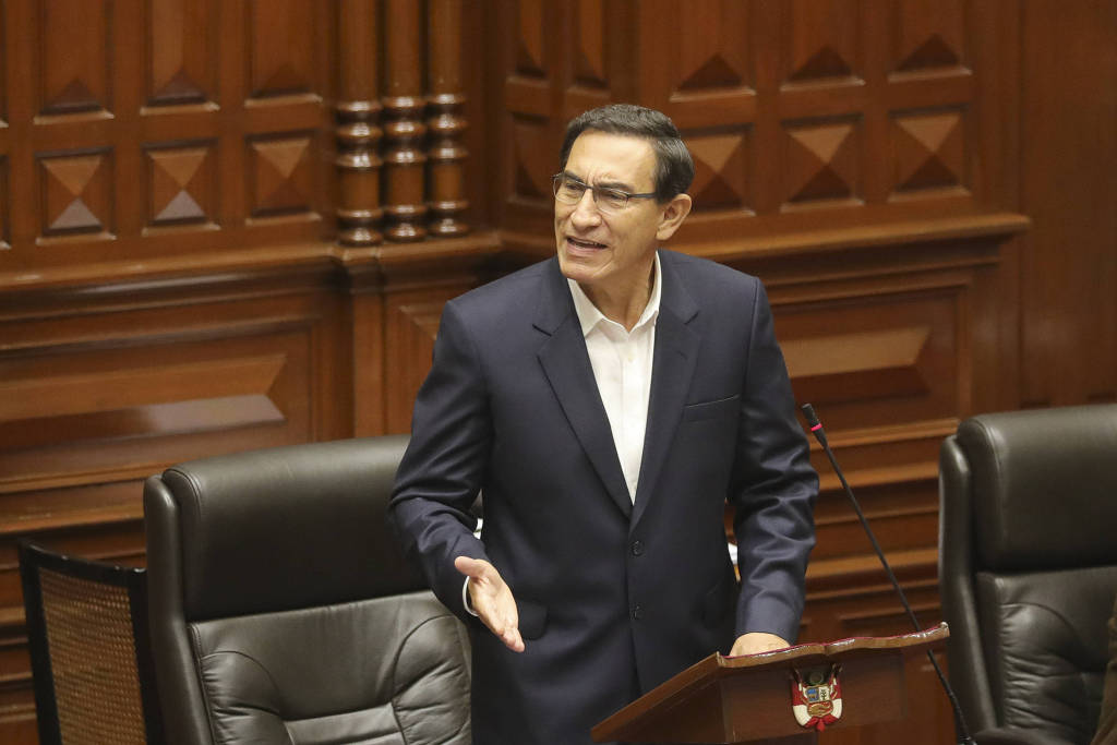 O presidente do Peru, Martín Vizcarra, fala durante o processo de impeachment no Congresso, em Lima O presidente do Peru, Martín Vizcarra, fala durante o processo de impeachment no Congresso, em Lima