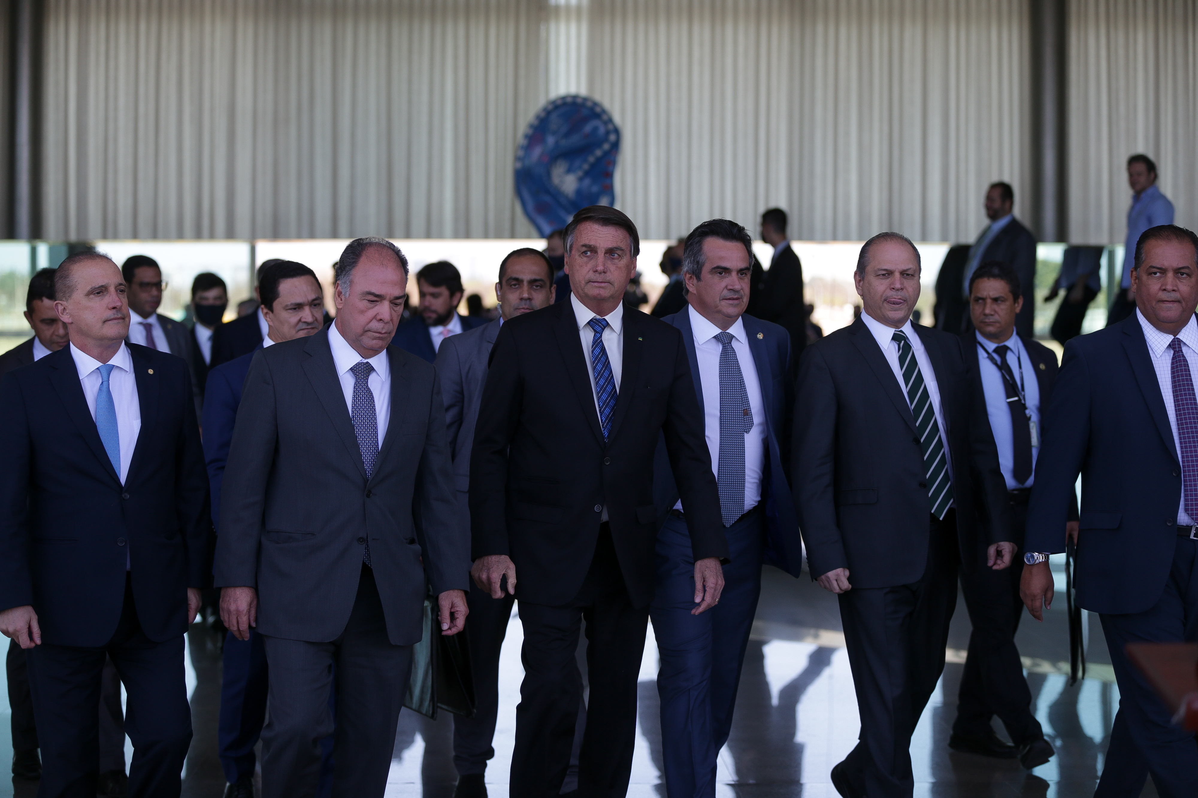 O presidente Jair Bolsonaro, acompanhado dos ministros Paulo Guedes (Economia) e Luiz Eduardo Ramos (Secretaria de Governo), dos líderes do governo na Câmara, deputado Ricardo Barros (PP-PR), no senado, senador Fernando Bezerra (MDB-PE) e no Congresso, senador Eduardo Gomes (MDB-TO)