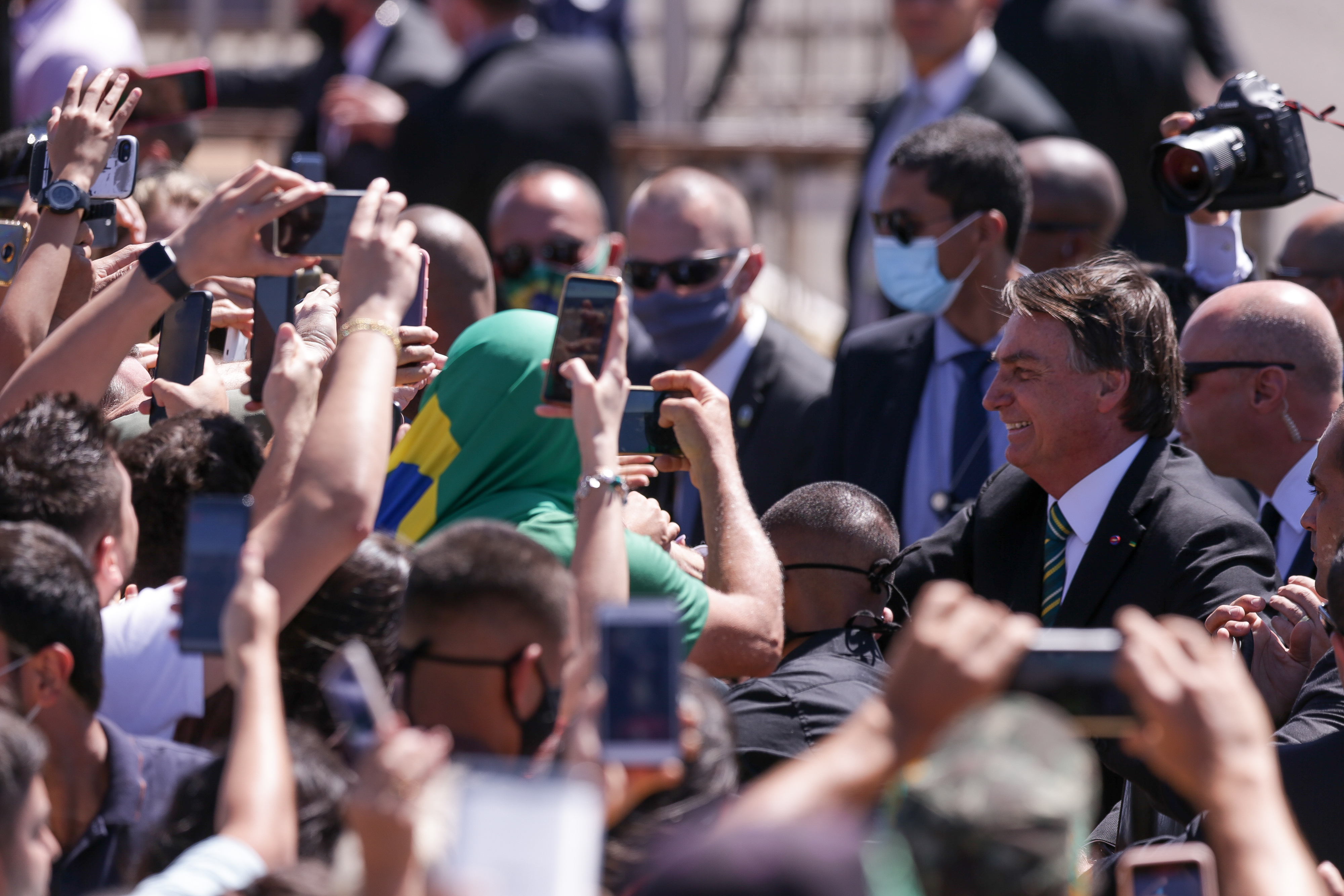 Imagem de Sete de Setembro em Brasília tem aglomeração, Bolsonaro sem máscara e gritos de 'mita' para Michelle