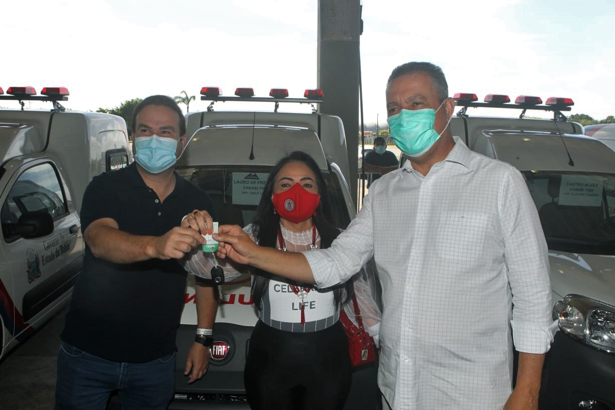 Na imagem, Cacá aparece ao lado da prefeita Moema e do governador Rui Costa