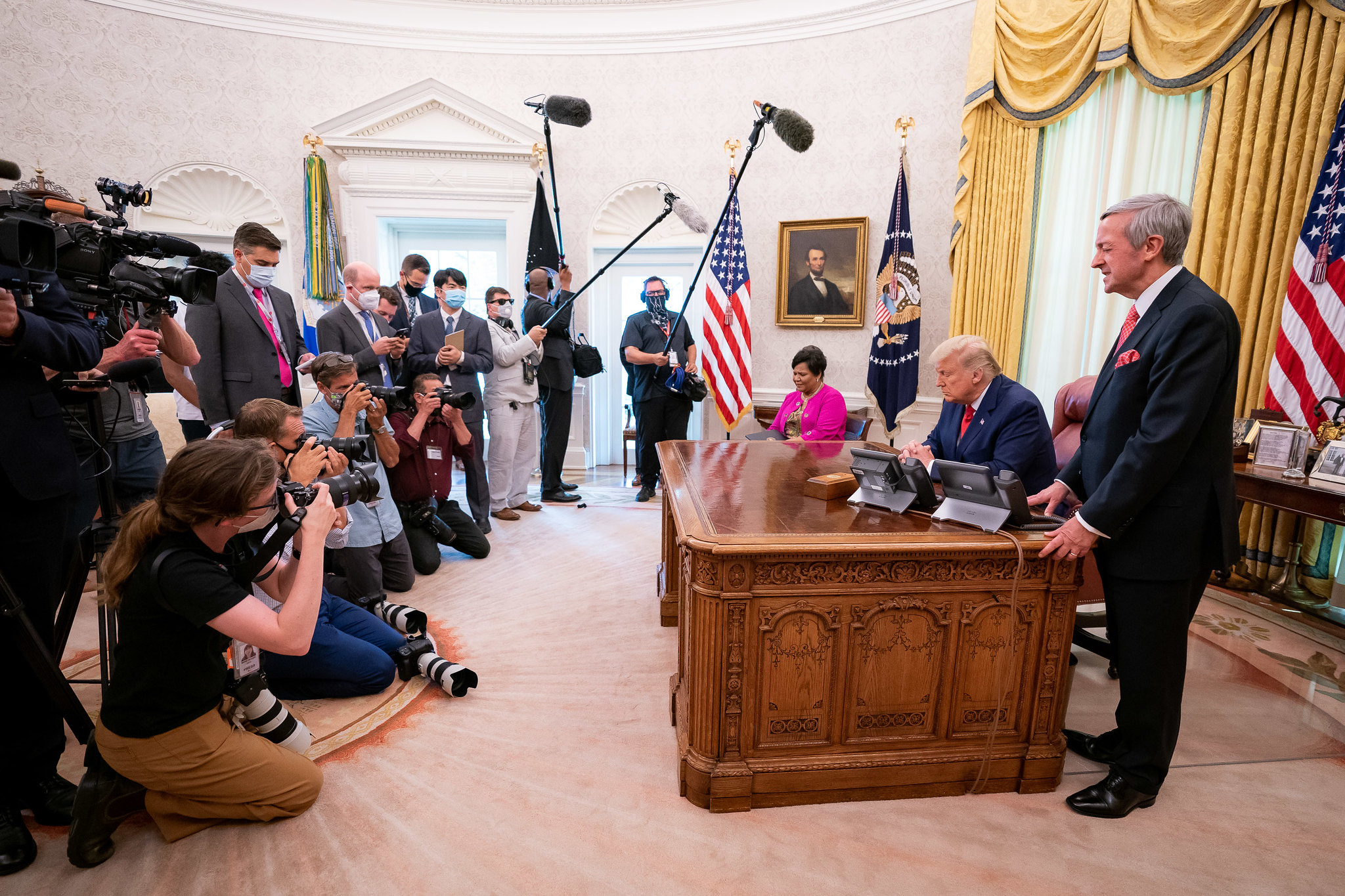 Imagem de Trump tenta dominar narrativa dos protestos, e Biden reage para evitar reviravolta