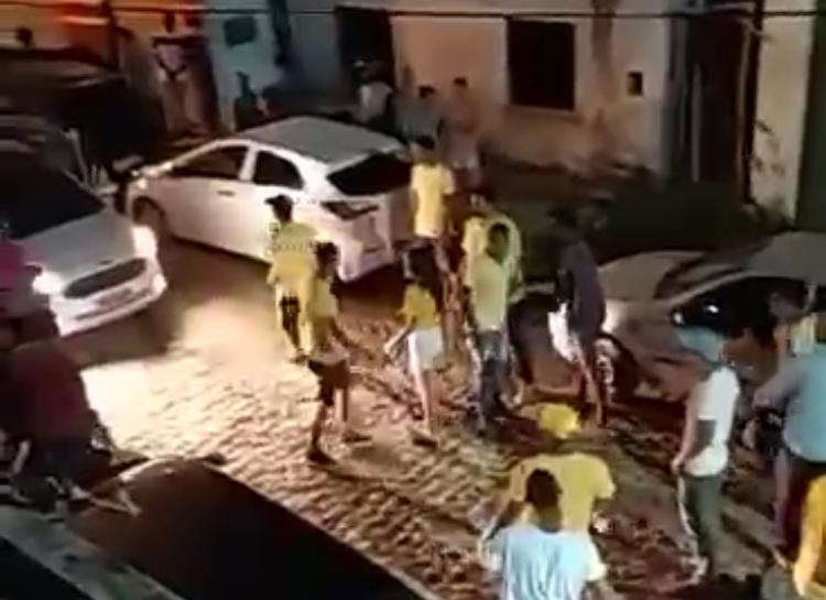 Imagem de Wenceslau Guimarães: candidato acusa atual prefeito de promover 'arruaça' e agressão em frente à sua residência Imagem de Wenceslau Guimarães: candidato acusa atual prefeito de promover 'arruaça' e agressão em frente à sua residência