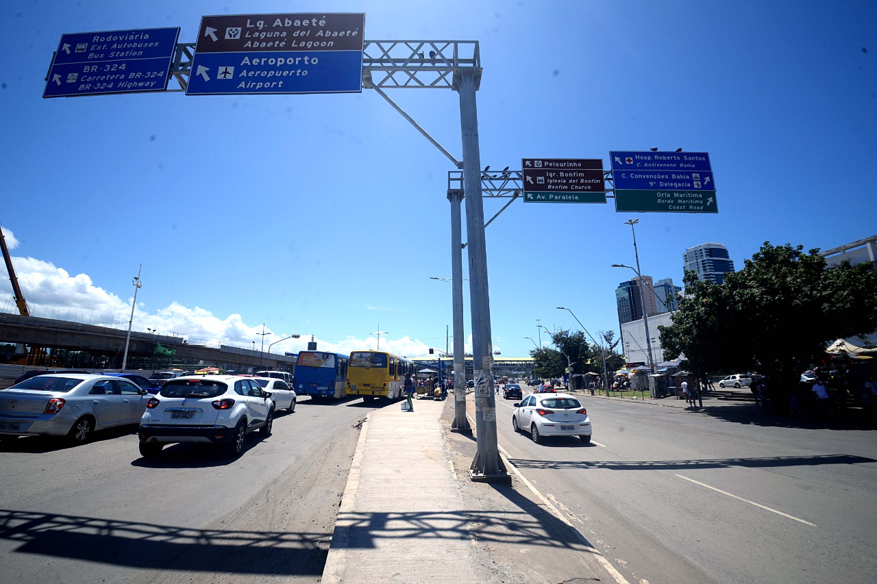 Os pedestres que desejarem atravessar a via não precisam mais dar a volta na praça Os pedestres que desejarem atravessar a via não precisam mais dar a volta na praça