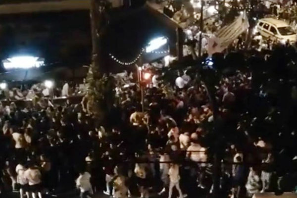 Imagens compartilhadas nas redes sociais mostram aglomeração no bairro do Leblon, no Rio de Janeiro Imagens compartilhadas nas redes sociais mostram aglomeração no bairro do Leblon, no Rio de Janeiro