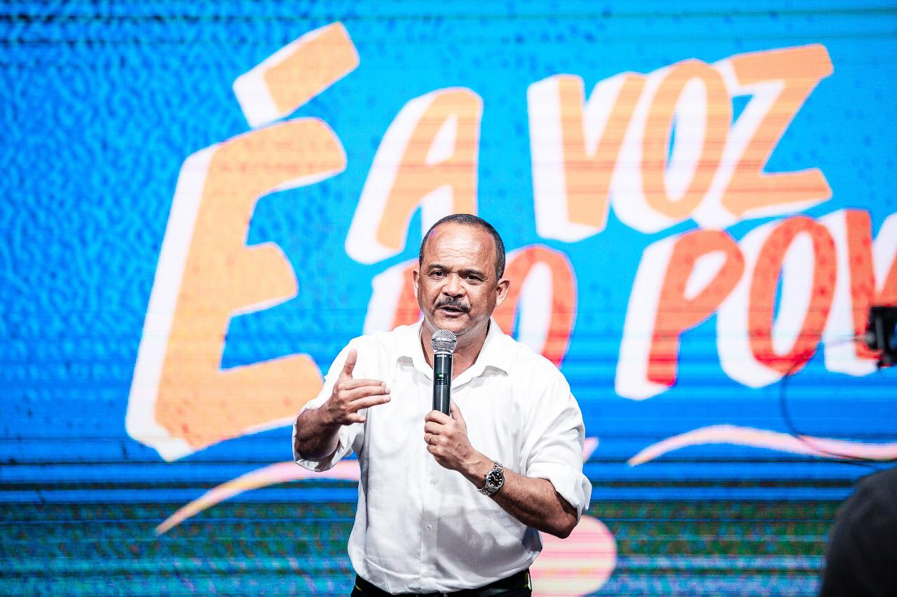 Prefeito Elinaldo, de Camaçari, deve ser reeleito, segundo 54,5%, diz pesquisa Prefeito Elinaldo, de Camaçari, deve ser reeleito, segundo 54,5%, diz pesquisa