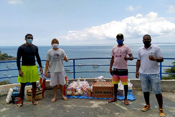 Integrantes do Mais e lideranças do bairro em Salvador durante distribuição de alimentos