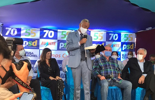 Pastor Isidório discursa fazendo referências a trechos da Bíblia em suas mãos