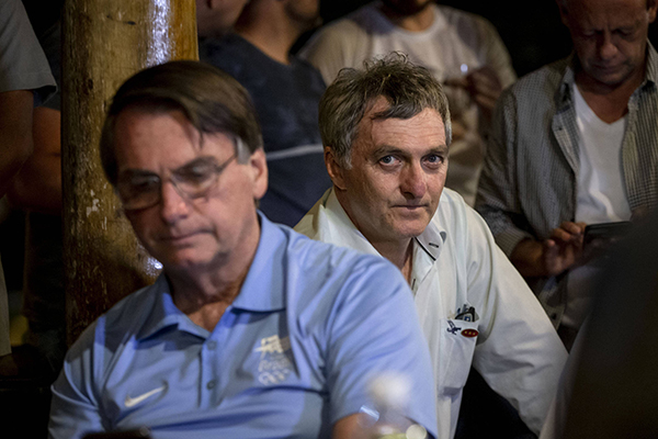 O presidente Jair Bolsonaro (sem partido) ao lado do irmão Renato Bolsonaro