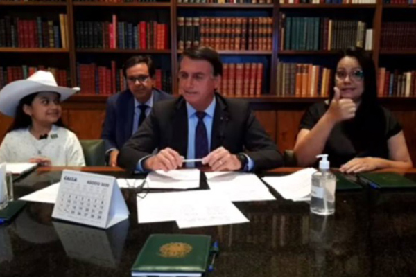 A youtuber mirim Esther Castilho participou da live com Jair Bolsonaro A youtuber mirim Esther Castilho participou da live com Jair Bolsonaro