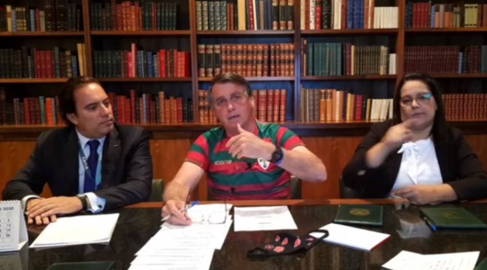 O presidente Jair Bolsonaro durante uma de suas tradicionais lives O presidente Jair Bolsonaro durante uma de suas tradicionais lives