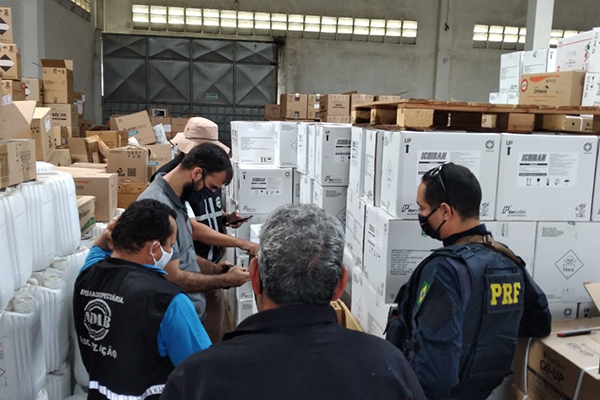 Fiscais da ADAB acionados pela PRF (Polícia Rodoviária Federal) interditaram nesta sexta (11) 532 litros de um inseticida de uso comum nas lavouras baianas