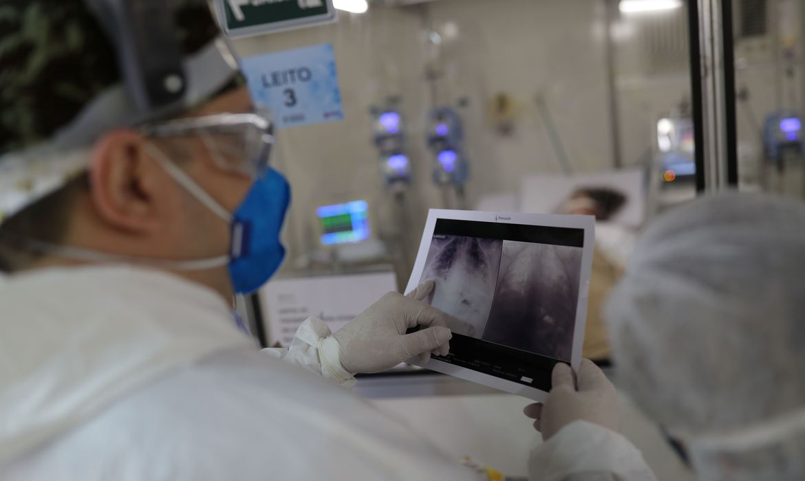 Desde o início da pandemia, a Covid-19 já vitimou 688.617 brasileiros