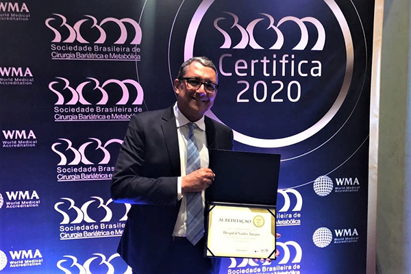 O gerente do Hospital Santo Amaro, médico Sydney Agareno recebe a certificação em nome da unidade de saúde