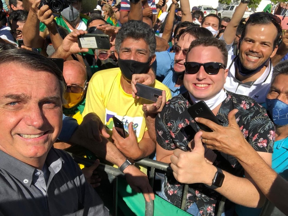 Bolsonaro fez "selfies" com apoiadores na cidade de Barreiras, antes de pegar helicóptero para São Desidério Bolsonaro fez "selfies" com apoiadores na cidade de Barreiras, antes de pegar helicóptero para São Desidério