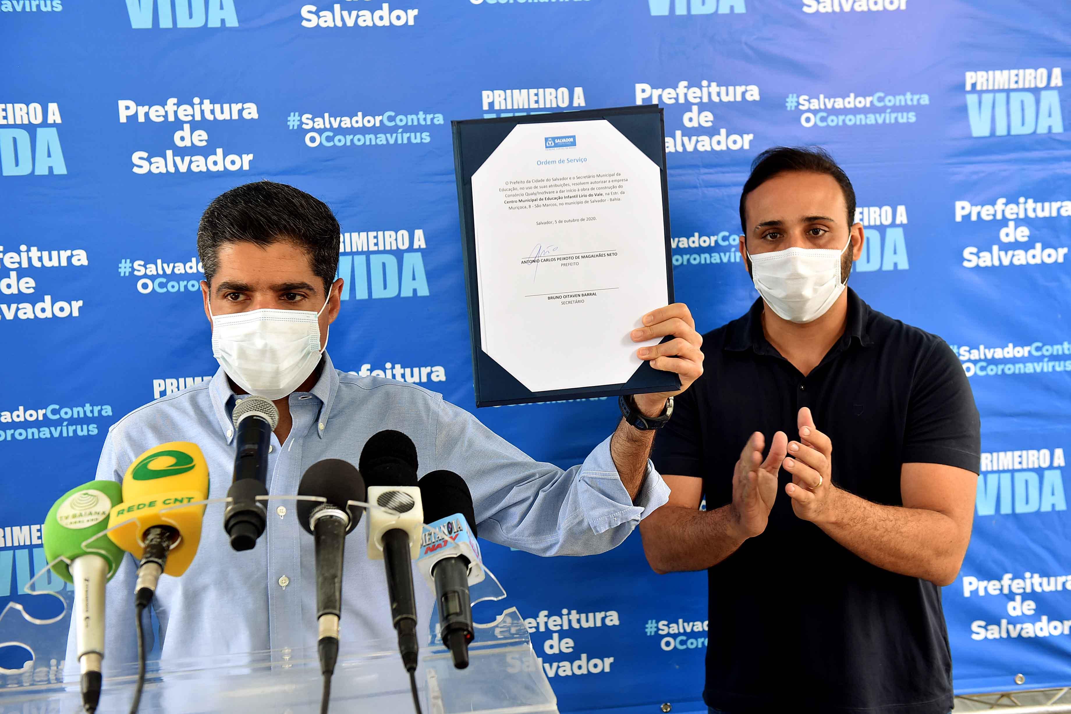 Na imagem, o prefeito ACM Neto aparece ao lado de Bruno Barral, secretário de Educação da capital baiana Na imagem, o prefeito ACM Neto aparece ao lado de Bruno Barral, secretário de Educação da capital baiana