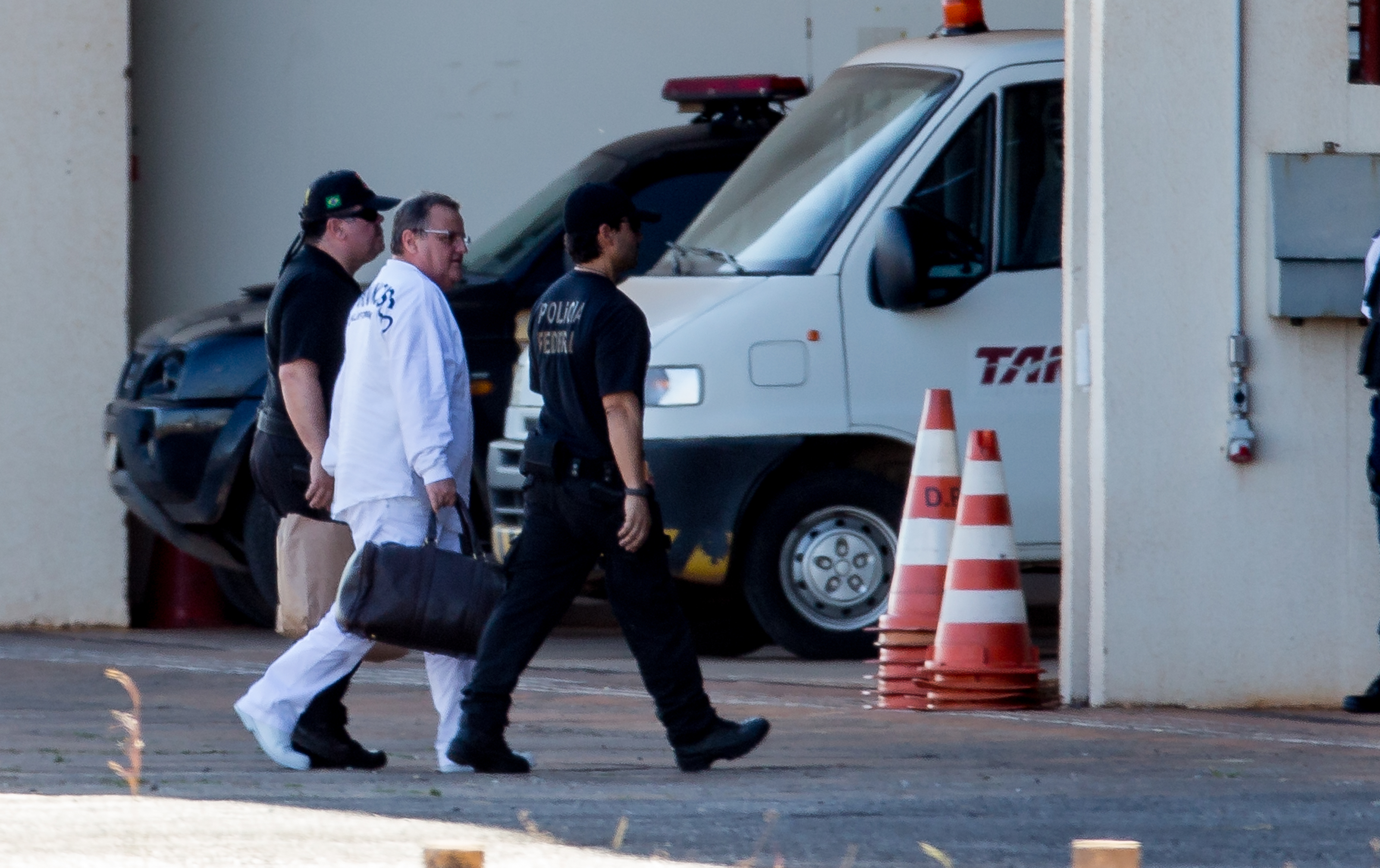 Na imagem, o ex-ministro chega preso ao hangar da PF em Brasília, após ser preso em Salvador