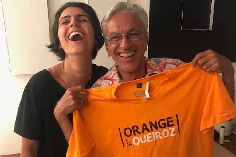 Manuela d'Ávila e Caetano Veloso com camiseta "Queiroz é o novo laranja"; músico apoia sua candidatura em Porto Alegre